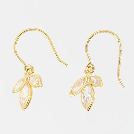 Ett par örhängen med vita stenar, längd: 1,5cm, bredd: 8mm, 18K  Vikt: 0,7 g