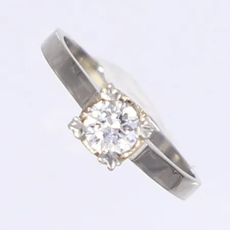 Ring med diamant 1x0,37ct enl. gravyr, stl ca 16½, bredd 2-5mm, graverad, något missformad skena, bortnötta stämplar, vitguld 18K Vikt: 2,9 g