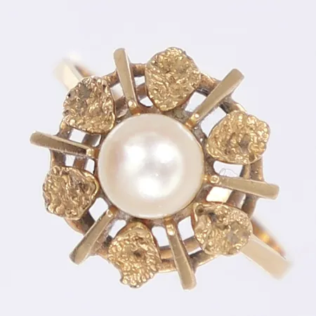 Ring med odlad sötvattenpärla stl 18¾ bredd 2-16mm 18K  Vikt: 4,8 g