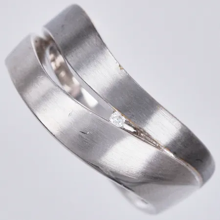 Ring med diamant ca 1x0,01ct GHA, stl: 17 ¾, bredd ca 4-10mm, 925/1000 silver Vikt: 9,4 g