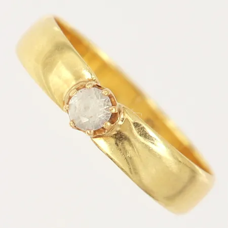 Ring med vit sten, stl: 18, bredd: 4,1mm, 18K  Vikt: 2,6 g