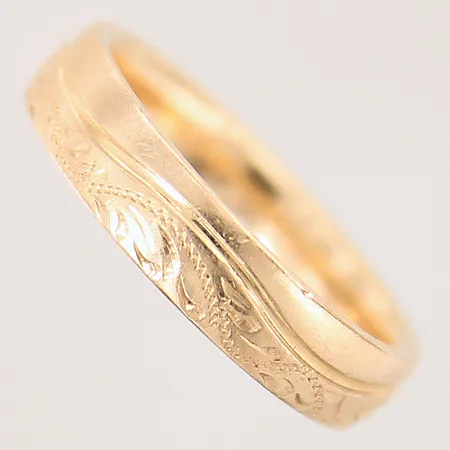 Ring med dekor, stl: 17½, bredd: 4,5mm, gravyr, 18k Vikt: 6,4 g