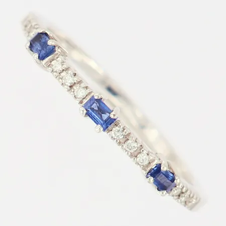 Ring med diamanter 12 x ca 0,005ct samt safirer, stl 17¼, bredd 1-2,5mm, vitguld, 18K  Vikt: 1,9 g