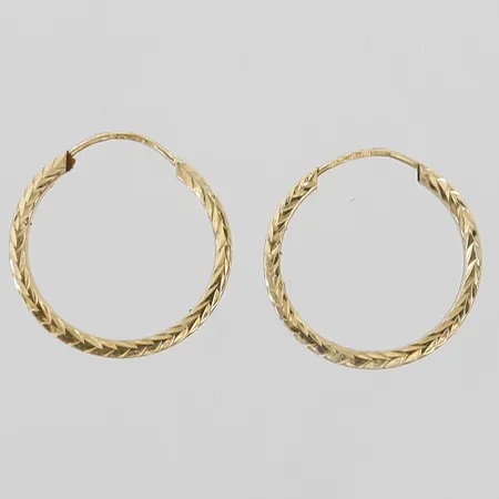 Ett par örhängen med mönsterdekor, höjd 18mm, bredd 1,5mm, 18K guld Vikt: 0,9 g