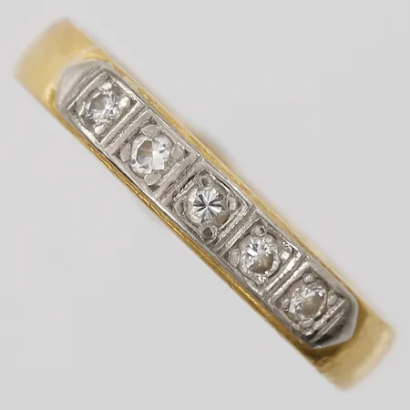 Ring med briljantslipade diamanter, 5 x ca 0,03ct, gravyr, stl: 17¾, skena 23K guld, fattning 18K vitguld Vikt: 4,5 g