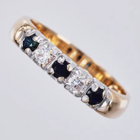 Ring med blåa och vita stenar, stl: ca 18¾, bredd: ca 3-4mm, 14K  Vikt: 4,3 g