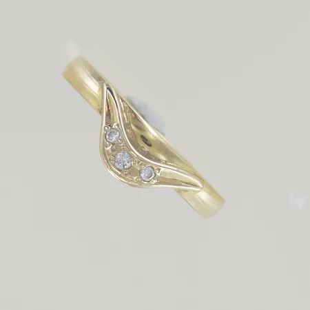 Ring med diamanter 3 x 0,01ct, Ø 16½ mm, graverad, 18K Vikt: 2,3 g
