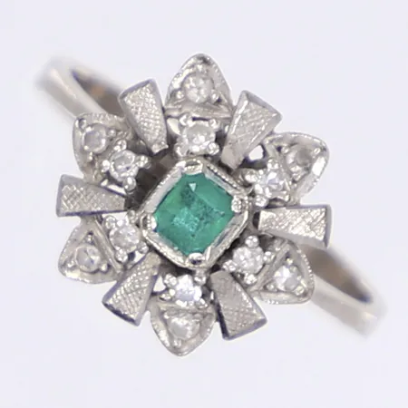 Ring med trappslipad smaragd samt åttkantsslipade diamanter 12x ca 0,01ct, stl 19, bredd 3-12mm, ostämplad, vitguld 14K Vikt: 4,6 g