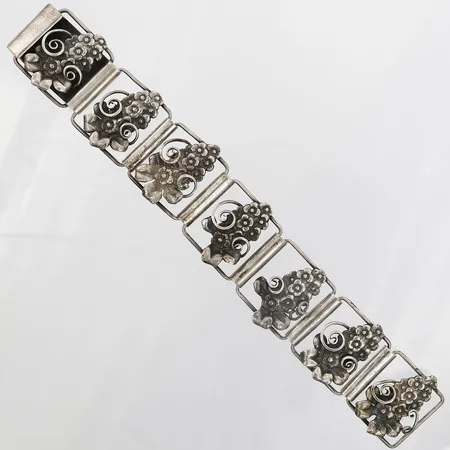 Armband med blomdekor, längd: 19cm, bredd: 30mm, bruksslitage, silver.  Vikt: 38,9 g