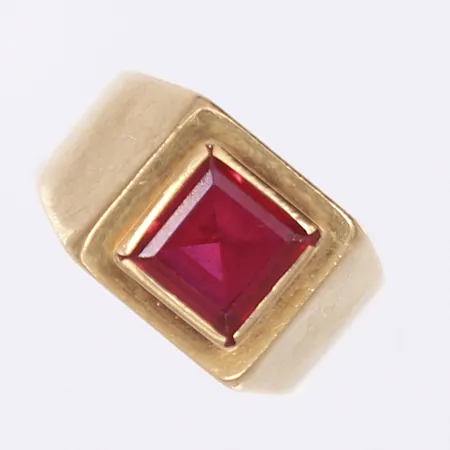 Ring med röd sten, stl 15½, bredd 5-10mm, 18K Vikt: 3,9 g