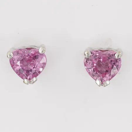 Ett par örhängen med rosa hjärtformade safirer ca 0,60ct styck, ett stift böjt, 18K vitguld Vikt: 1,9 g