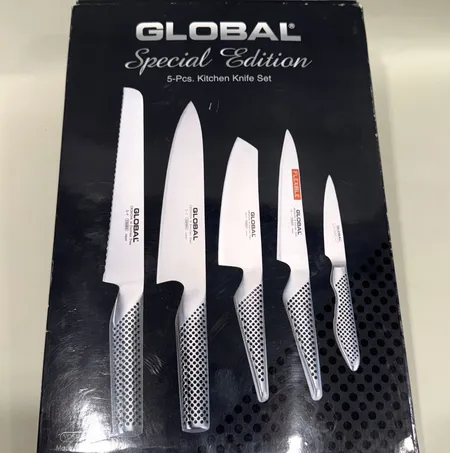 Knivset, Global Cromova 18, fem knivar, olika storlekar, modell-namn: GS-38, GS-11, GS-5, G-2, G-9, informationsblad, uppbruten förpackning med slitage, nyskick