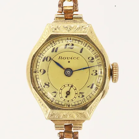 Damur Novice, boett i 14K, Ø23mm, längd: 16,5cm, boett-nr: 118775, manuell, länk i doublé, säkerhetskedja defekt, repig plexiglas, slitage på länk, 14K bruttovikt: 16,7g