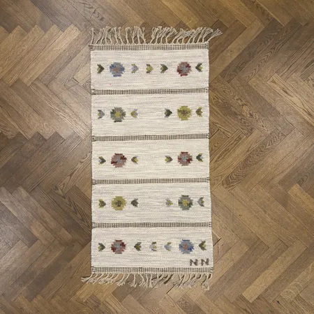 Matta röllakan Nils Nilsson, 120x50cm, handknuten, monogramsignerad NN Vikt: 0 g Skickas med paket.