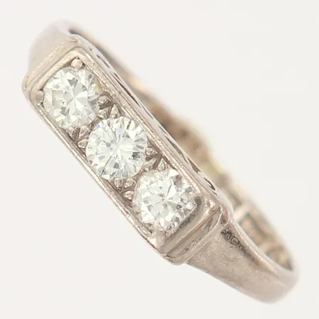 Ring med diamanter 3x ca 0,16ct, stl: 18, bredd: 1,8mm, vitguld, 18K  Vikt: 3 g