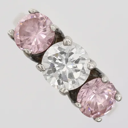 Ring med vit samt rosa stenar, stl: 16¾, bredd: 3-7mm, bruksslitage, 925/1000 silver. Vikt: 3,8 g