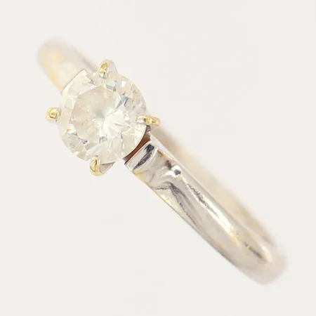 Ring med vit sten, stl: 16, bredd: 1,8mm, skev skena, 18K  Vikt: 2,2 g