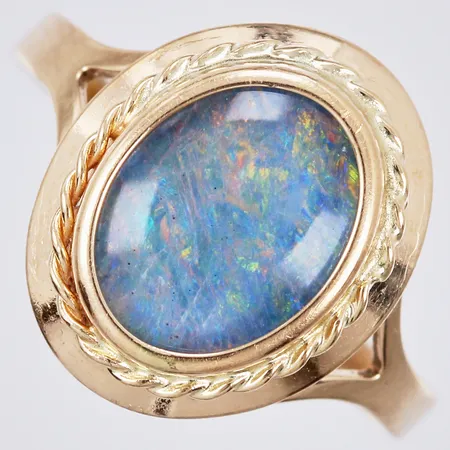 Ring med opaltriplett stl ca 16 bredd ca 2-14mm Sävsjö Guldsmeds AB 1994 18K Vikt: 1,6 g