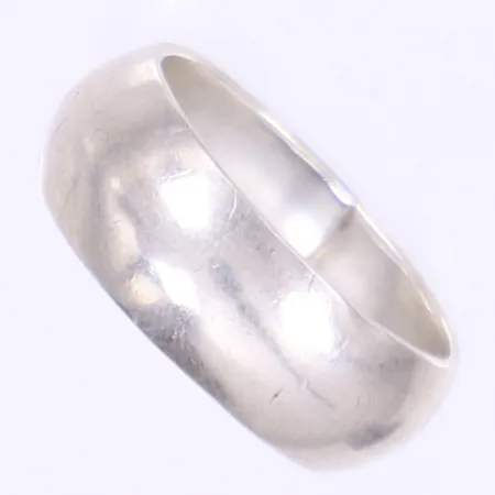 Ring slät stl 18¼, bredd 8mm, tillv. Victor Jansson "Vicson", silver 830/1000 Vikt: 3,8 g