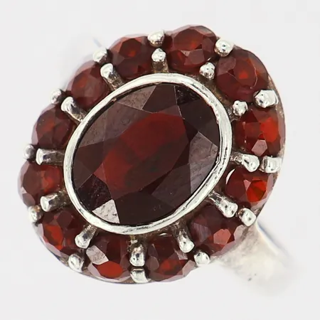 Ring med granater, stl: 17½, bredd: 2,3mm, något repig skena, silver 925/1000 Vikt: 4,3 g