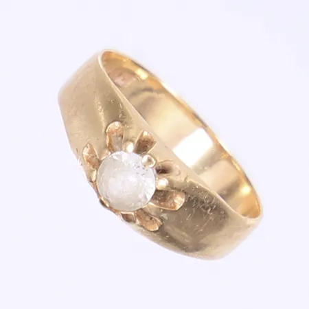 Ring med vit sten stl 16¼ bredd 4-6mm hårt bruksslitage på stenen 18K Vikt: 3,5 g