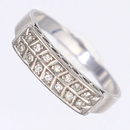 Ring med vita stenar stl 18¾ bredd 2-5mm vitguld 18K Vikt: 3,9 g