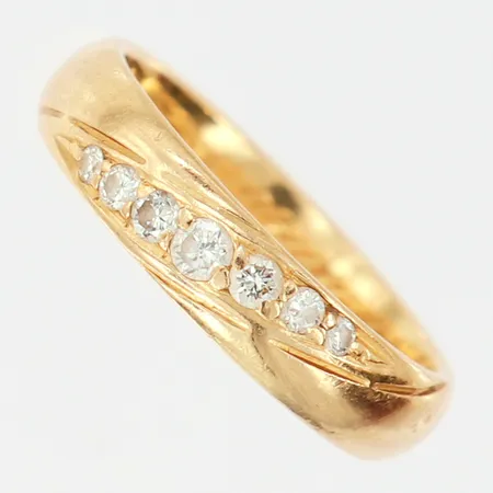 Ring med briljantslipade diamanter 0,20ctv enligt gravyr, stl: 17, bredd: 4,4mm, gravyr, 18K Vikt: 4,9 g