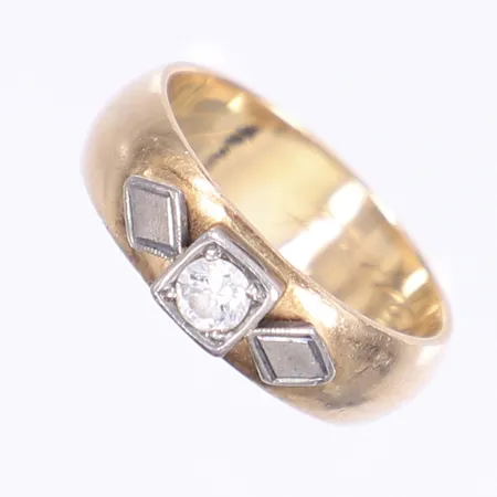 Ring med dia ca 0,17ct stl 16¾ bredd 3mm svenska stämplar gravyr 18K Vikt: 5,9 g