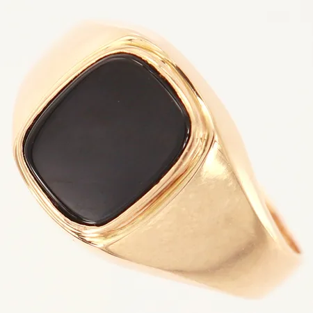 Klackring med onyx, stl: 22½, bredd: 3,6mm, gravyr, repig, 14K Vikt: 4,7 g