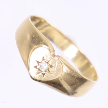 Ring hjärta med vit sten stl 18 bredd 3-7mm ojämn skena 18K Vikt: 2,4 g