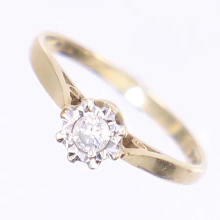 Ring med diamant 1x ca 0,10ct stl 16¾, bredd 2-6mm, brittiska stämplar, 9K Vikt: 1,7 g