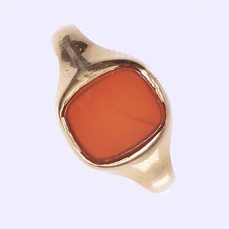 Ring med brun sten stl 18, bredd 2-11mm, slitage, gravyr, 18K Bruttovikt: 3,4g Vikt: 3,4 g