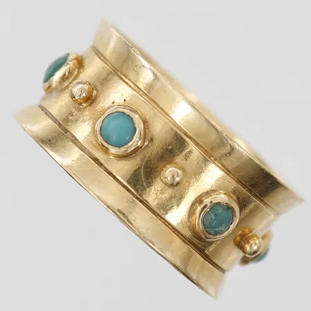 Ring med turkosa stenar, stl 15¾, bredd 9mm, tillverkad av Birger Lindgren, små nagg på stenarna, 18K Vikt: 4,1 g