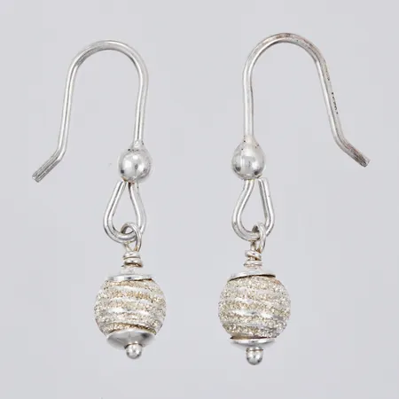 Ett par örhängen, längd: ca 2,5cm, bredd: ca 5mm, GHA, 925/1000, silver Vikt: 1,7 g