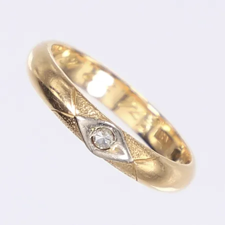Ring med dia 0,03ct enl gravyr stl 17¾ bredd 3mm grayr 18K  Vikt: 3,5 g