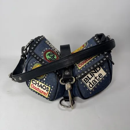 Handväska 30x15x10cm oklart ursprung hårt bruksslitage fläckar rost stark odör 