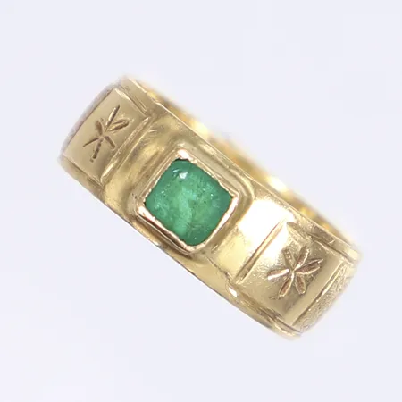 Ring med präglad dekor och grön sten stl 16¼ bredd 7mm 18K Vikt: 5,8 g