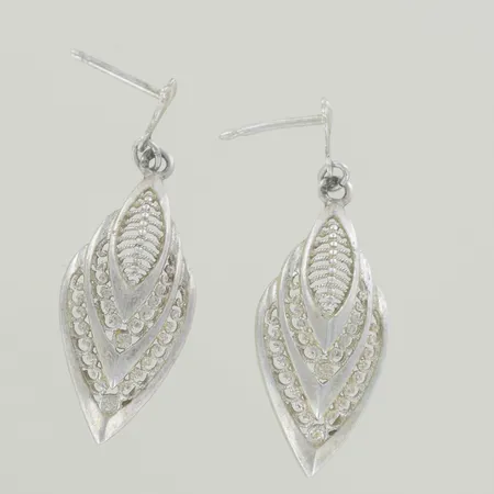 Ett par örhängen, längd 4 cm, ploppar saknas, silver 830/1000 Vikt: 4,4 g