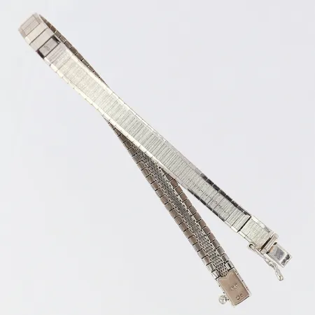 Armband, längd: 18,5cm, bredd: 6,4mm, halvstel, något bucklig, lås slappt, silver 830/1000 Vikt: 12,5 g