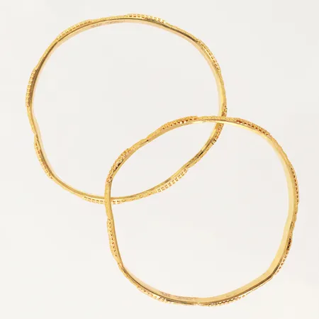 2 Armringar med genombruten dekor,  defekta, buckliga, 21K  Vikt: 22,5 g