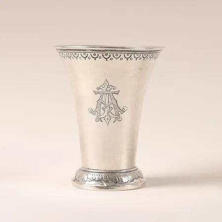 Pokal med mönsterdekor, monogramgravyr, höjd: 10,5cm, bredd: 5,5 - 8,5cm, C.G.Hallberg, Stockholm år 1900,  bruksslitage, ojämnheter, bucklor, silver.  Vikt: 96,7 g