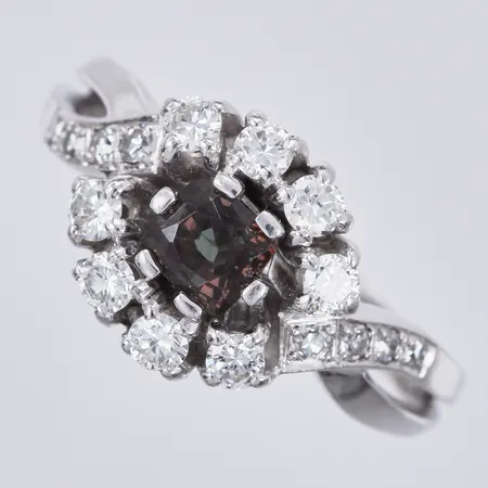 Ring, kuddslipad Alexandrit ca 0,61ct enl gravyr, 8/8 kantslipade diamanter ca 0,44ct, ca TW/VS, stl 17¼, bredd ca 10,8mm, vitguld, kopia på värderingsintyg, 18K Vikt: 6,4 g