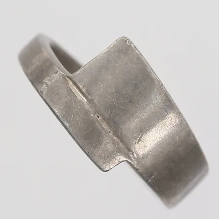 Ring, stl: 15¾, bredd: 3 - 9mm, bruksslitage, 925/1000 silver. Vikt: 3,9 g