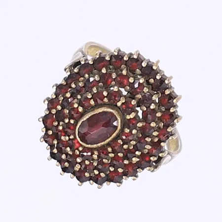 Ring med röda stenar troligen granater stl 17¾ bredd 2-20mm gulmetall