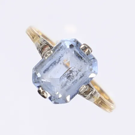 Ring med blå och vita stenar stl 16¾ bredd 1-10mm grayr hårt slitage på sten 18K Bruttovikt:2g Vikt: 2 g