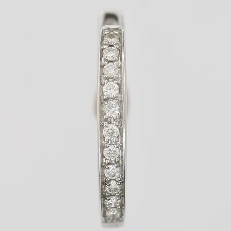 Ett udda örhänge med diamanter,  briljantslipade, 11 x ca 0,005ct, höjd 13mm, bredd 2mm, 18K vitguld Vikt: 0,9 g