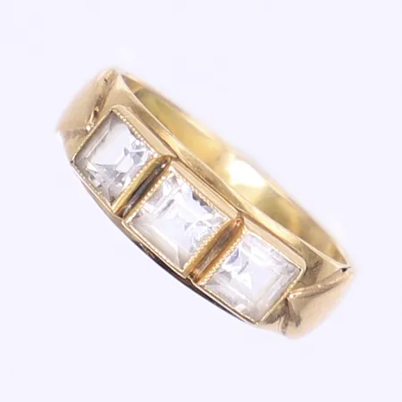 Ring med vita stenar stl 16¾, bredd 3-6mm, spår av lagning i skena, svenska stämplar 18K Vikt: 2,8 g