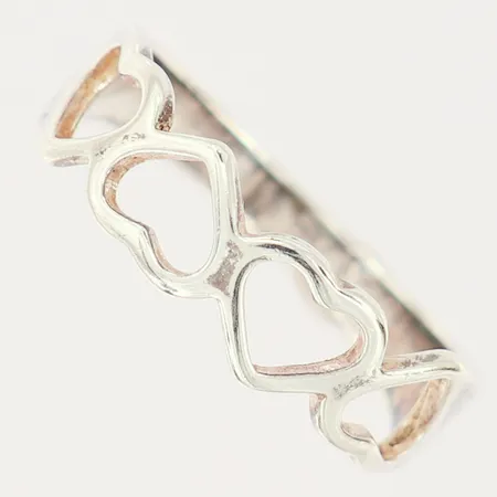 Ring med hjärtdekor, stl: 18, bredd: 2,8mm, silver 925/1000 Vikt: 2,3 g
