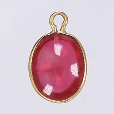 Hänge med röd sten, saknar en ögla, 16x10mm, 18K Bruttovikt: 1,1g Vikt: 1,1 g