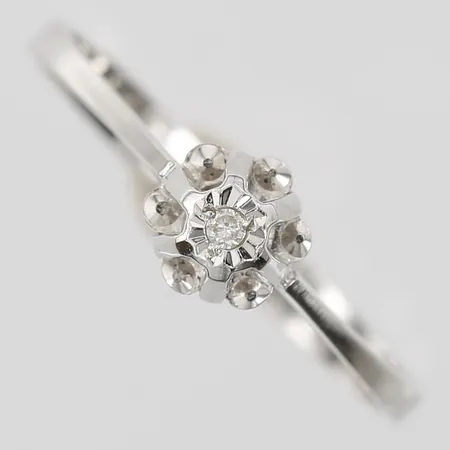 Ring med vit sten, stl 18½, vitguld, 18K Vikt: 2,3 g